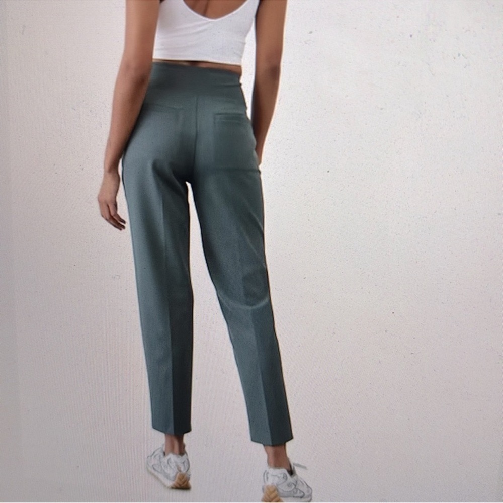 Athleta Endless High Rise Pants in Eden Size 6. Excellent condition.